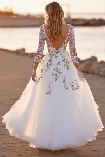 Tulle blanc une ligne Boho longueur sol robe de mariée avec des fleurs